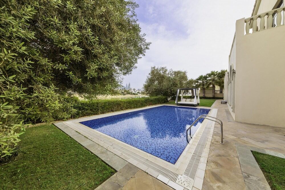 Дубай: Private Pool Beach Access Villa w Cinematic Vws