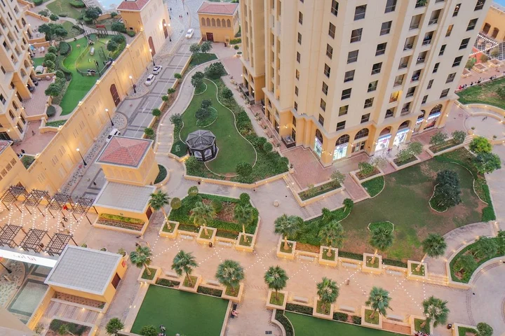 Дубай: Spacious 1 Bedroom Apartment in Murjan 1