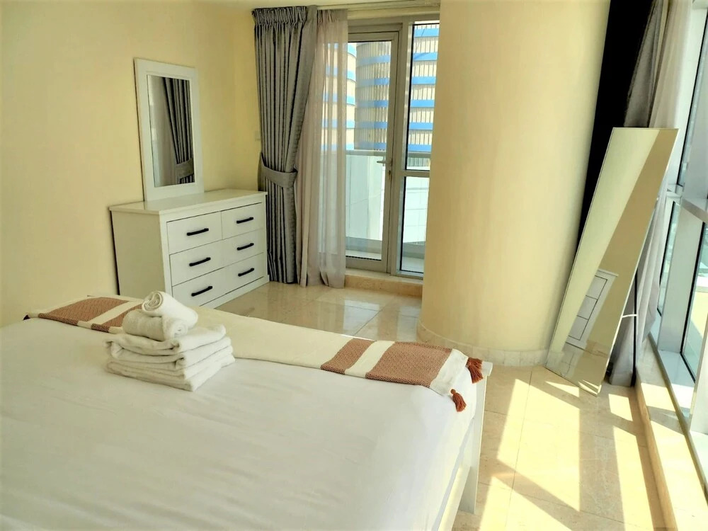 Дубай: Gorgeous Business Bay Apartment with Balcony