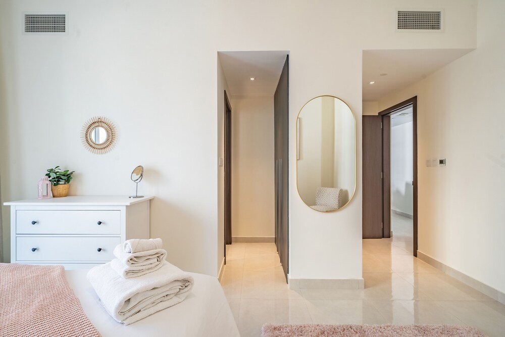 Дубай: Stylish Waterfront Apartment With Views on Canal