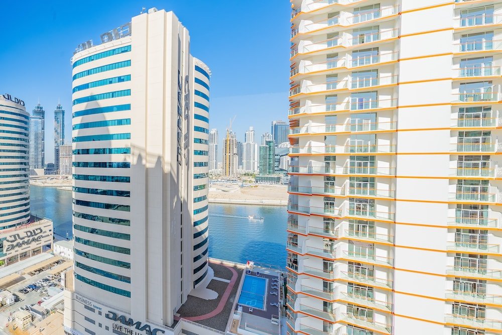 Дубай: Stylish Waterfront Apartment With Views on Canal