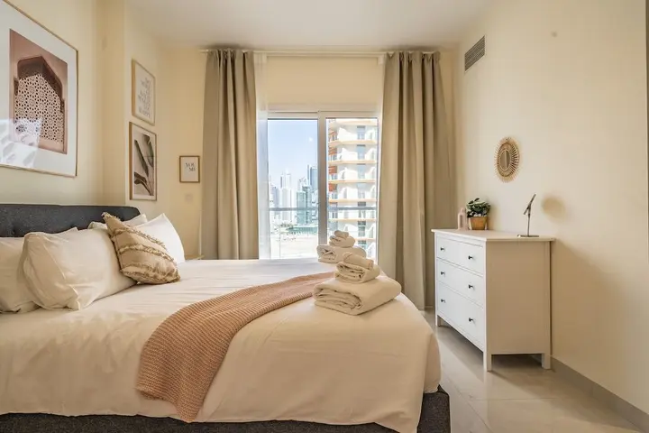 Дубай: Stylish Waterfront Apartment With Views on Canal