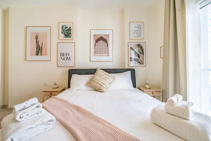 Дубай: Stylish Waterfront Apartment With Views on Canal
