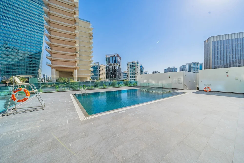 Дубай: Stylish Waterfront Apartment With Views on Canal