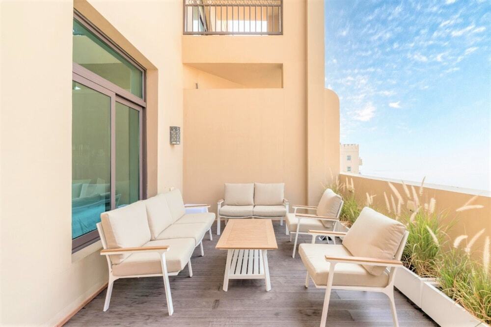 Дубай: Seaview Penthouse with Private Gym & Outdoor Pool
