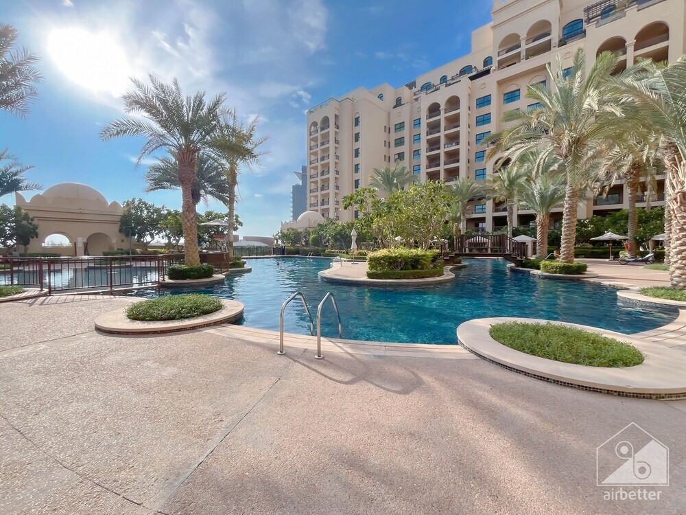 Дубай: Seaview Penthouse with Private Gym & Outdoor Pool