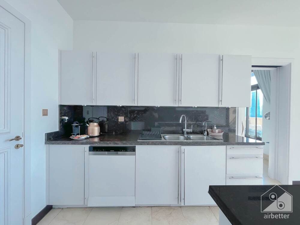 Дубай: Seaview Penthouse with Private Gym & Outdoor Pool