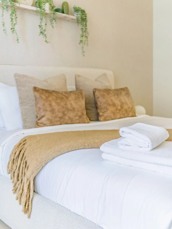 Дубай: Monty Holiday Home - Serene & Modern Apartment With Burj Khalifa View