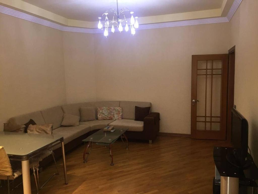 Баку: Lux Apartment Near Ramada Hotel In Center