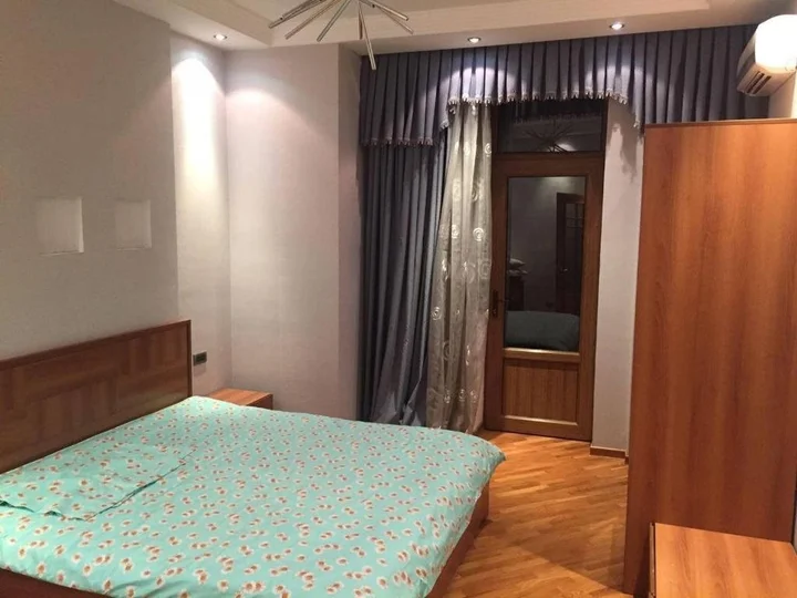 Баку: Lux Apartment Near Ramada Hotel In Center