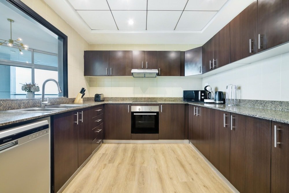 Дубай: High-floor Trendy Apt w Marina Palm Ocean Vws