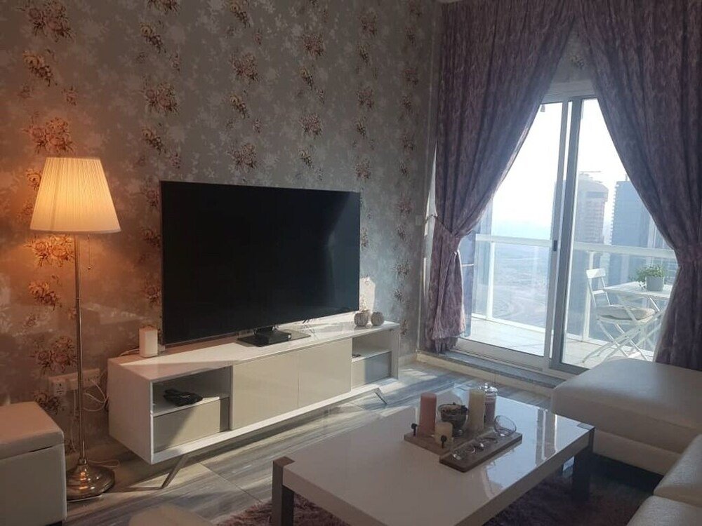Дубай: Stunning Jlt Apartment With Beautiful Views and Luxury Amenities