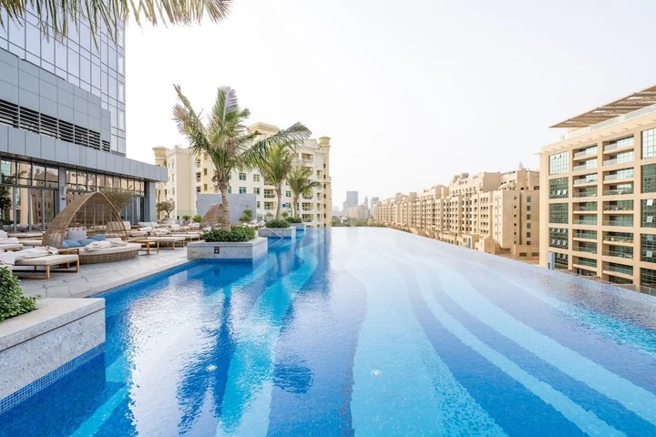Дубай: Ultra Luxury Palm Tower with Shared Hotel Facilities