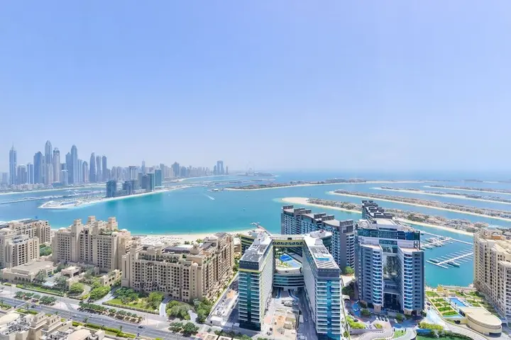 Дубай: Ultra Luxury Palm Tower with Shared Hotel Facilities