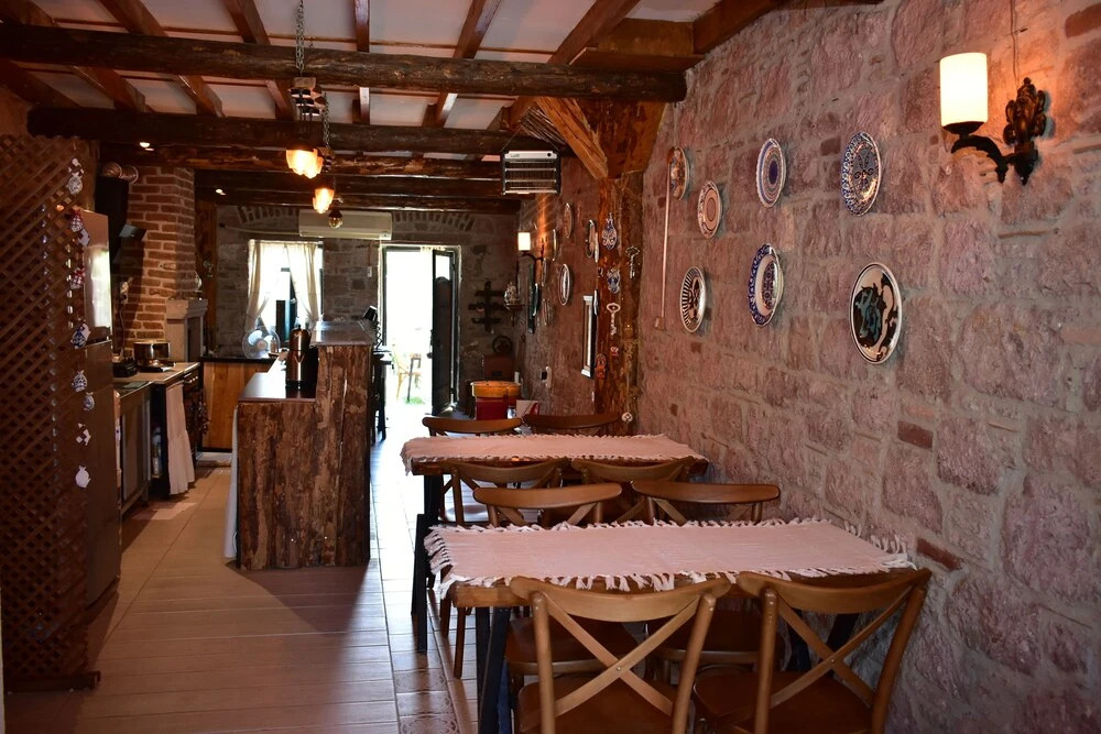 Айвалык: Lalekar Konuk Evi