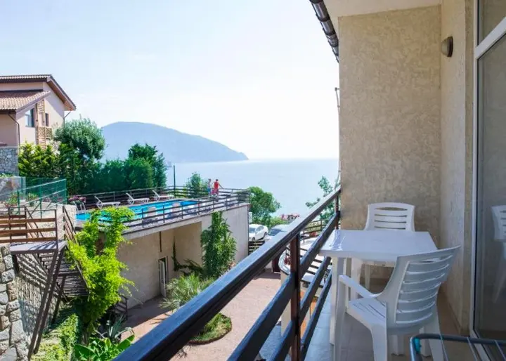 Утёс: Priliv Hotel