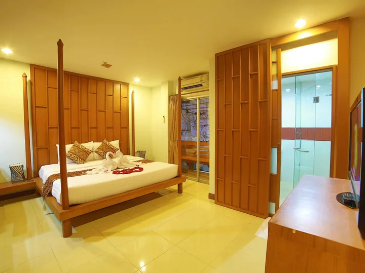 Кату: Lotus Hotel Patong