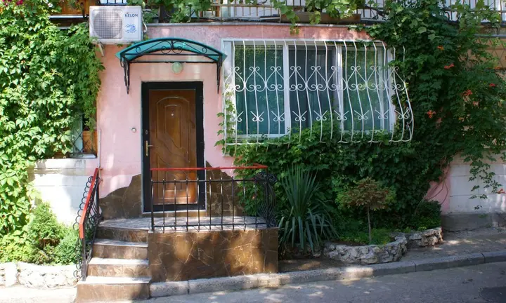 Севастополь: Na Novorossiyskoy 18 Apartment