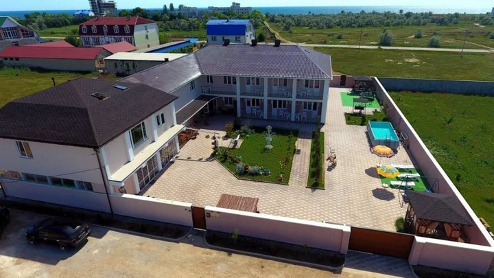 Заозерное: Guest house Lazurnyy Bereg