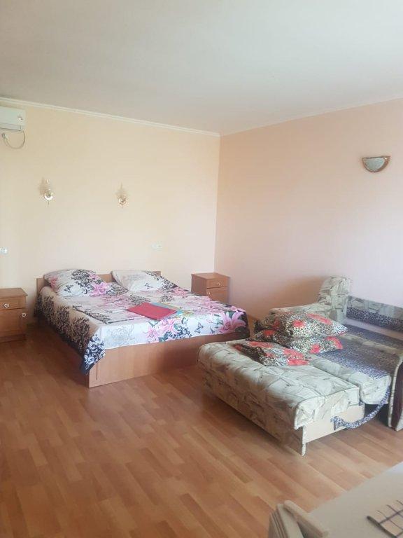 Феодосия: Гостевой дом На улице Победы