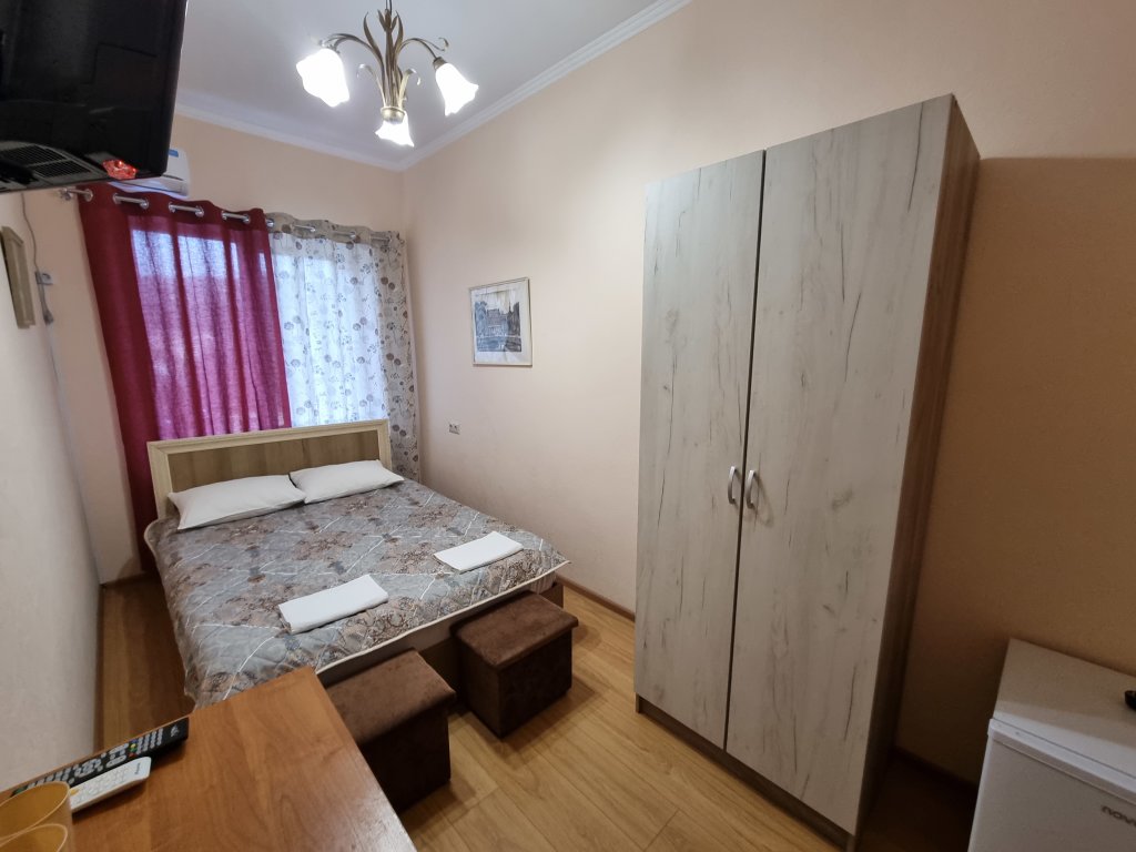 Агой: Меблированные комнаты  Малахит