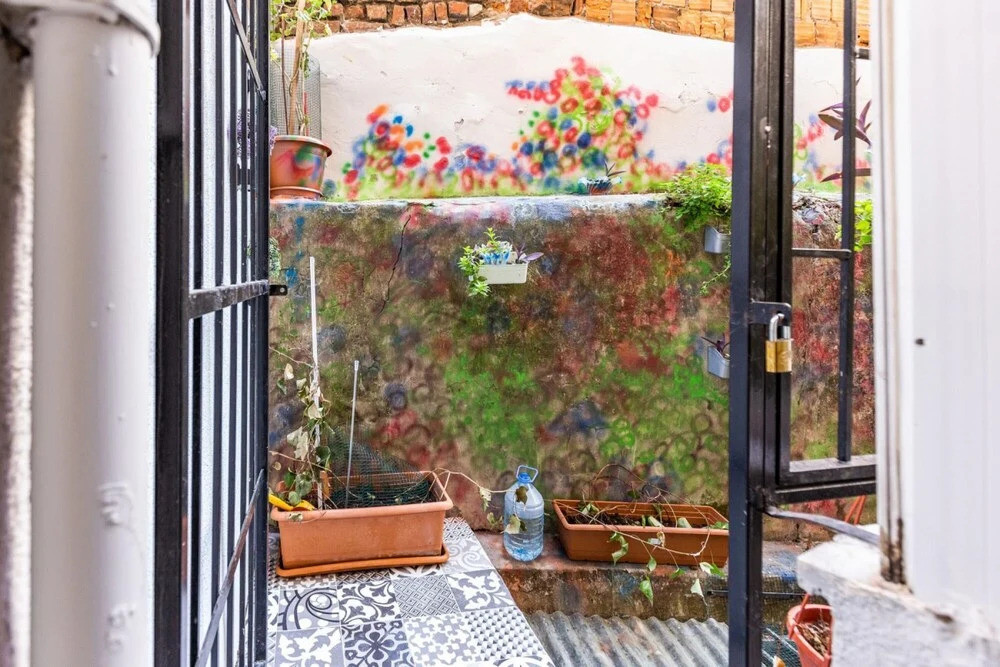 Colorful Flat With Backyard Close to Taksim Square — фото 4