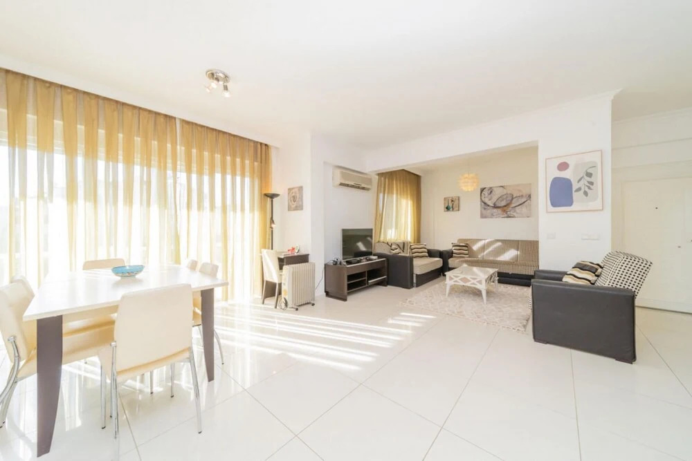Белек: Vibrant Flat with Shared Pool in Belek