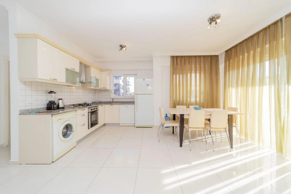 Белек: Vibrant Flat with Shared Pool in Belek