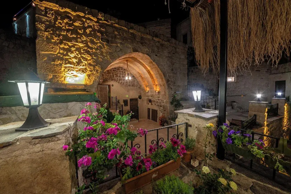 Ургуп: Shiraz Cave Cappadocia