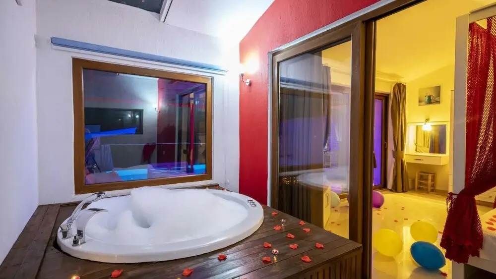 Исламлар: Sleek Villa With Pool Backyard Jacuzzi in Kas