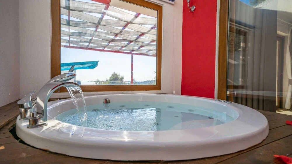 Исламлар: Sleek Villa With Pool Backyard Jacuzzi in Kas