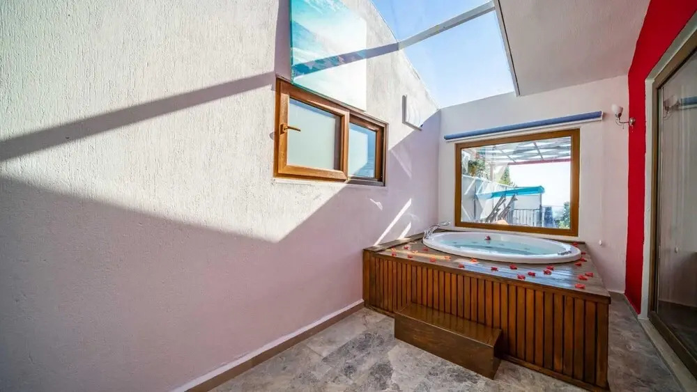 Исламлар: Sleek Villa With Pool Backyard Jacuzzi in Kas