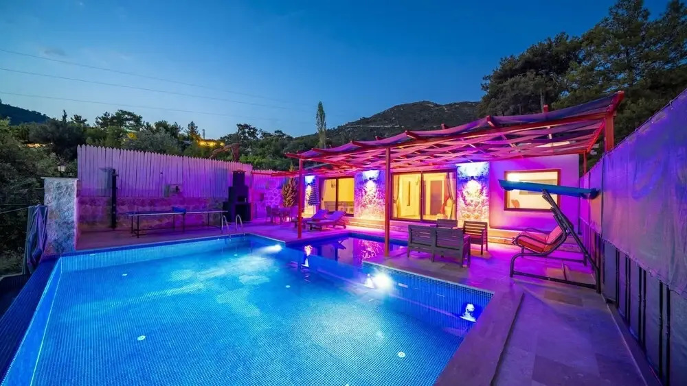 Исламлар: Sleek Villa With Pool Backyard Jacuzzi in Kas