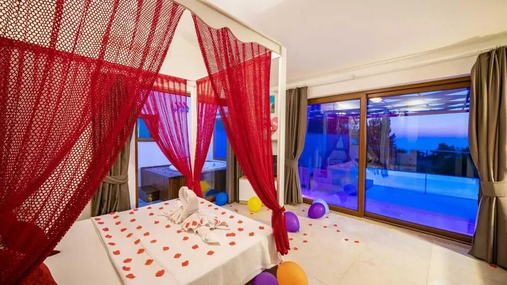 Исламлар: Sleek Villa With Pool Backyard Jacuzzi in Kas