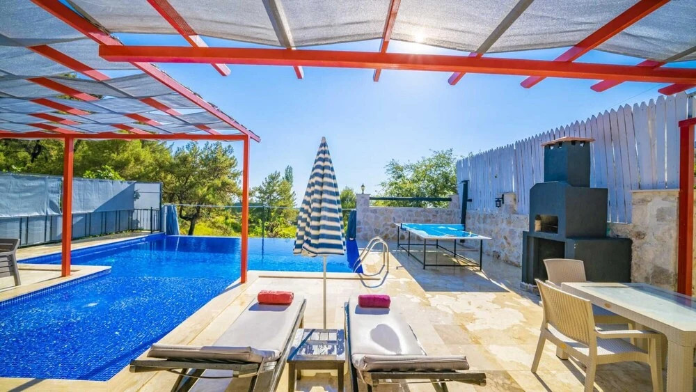Исламлар: Sleek Villa With Pool Backyard Jacuzzi in Kas