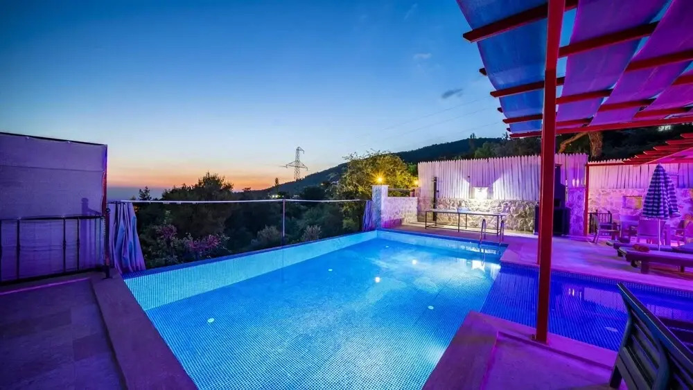 Исламлар: Sleek Villa With Pool Backyard Jacuzzi in Kas