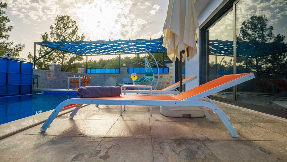 Vibrant Villa With Pool Backyard Jacuzzi in Kas — фото 3