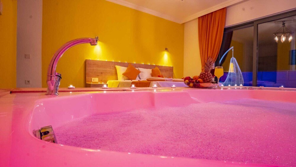 Исламлар: Vibrant Villa With Pool Backyard Jacuzzi in Kas