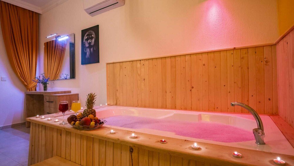 Исламлар: Vibrant Villa With Pool Backyard Jacuzzi in Kas