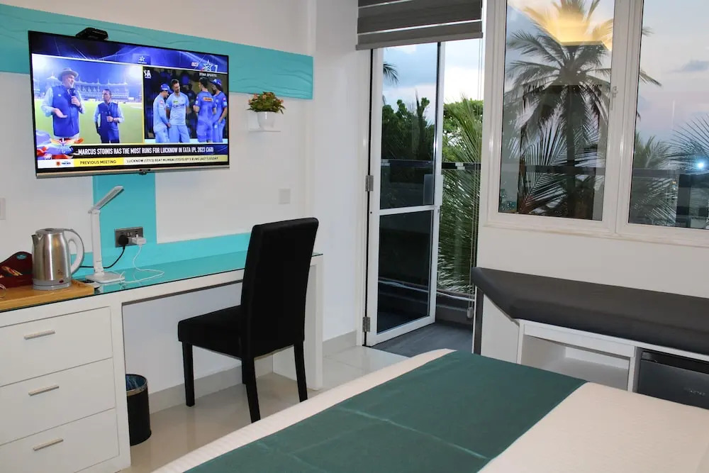 Северный атолл Мале: The Hive Beach Hotel