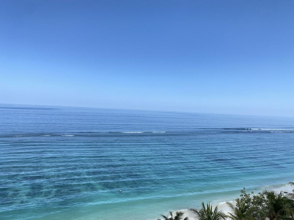 Северный атолл Мале: The Hive Beach Hotel