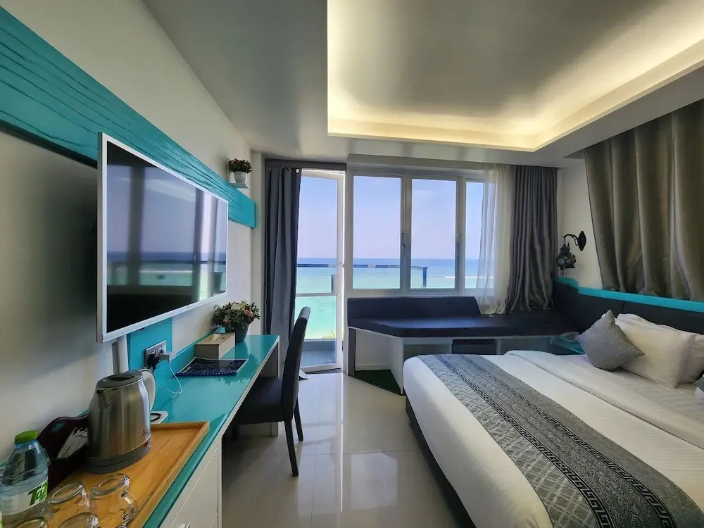 Северный атолл Мале: The Hive Beach Hotel