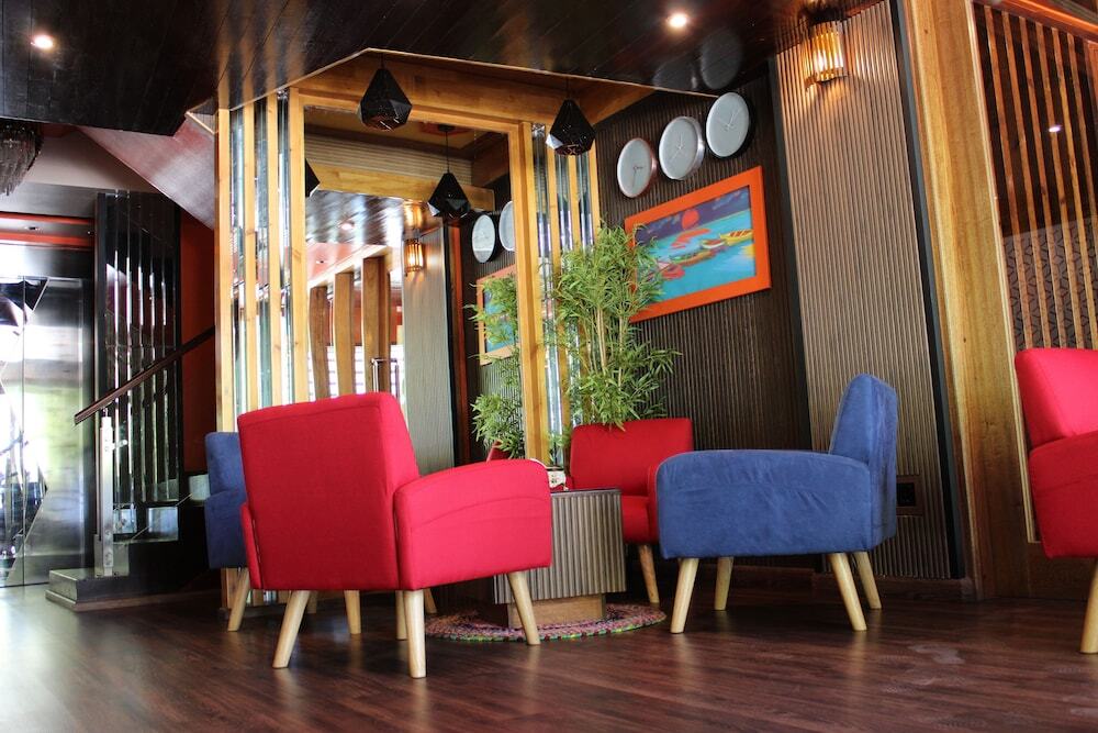 Северный атолл Мале: The Hive Beach Hotel