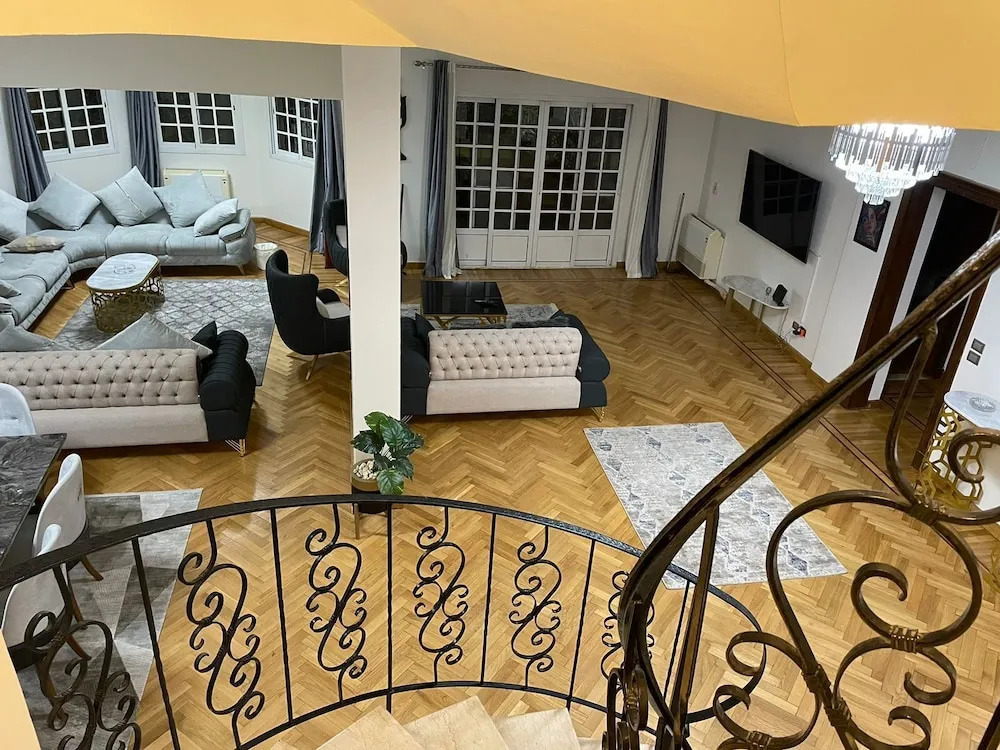 Шейх Заед Сити: Beverly hills villa with garden