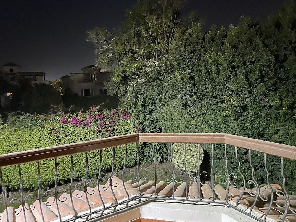 Шейх Заед Сити: Beverly hills villa with garden