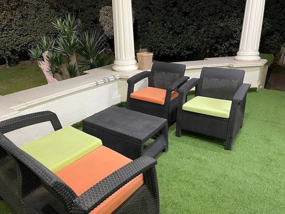 Шейх Заед Сити: Beverly hills villa with garden