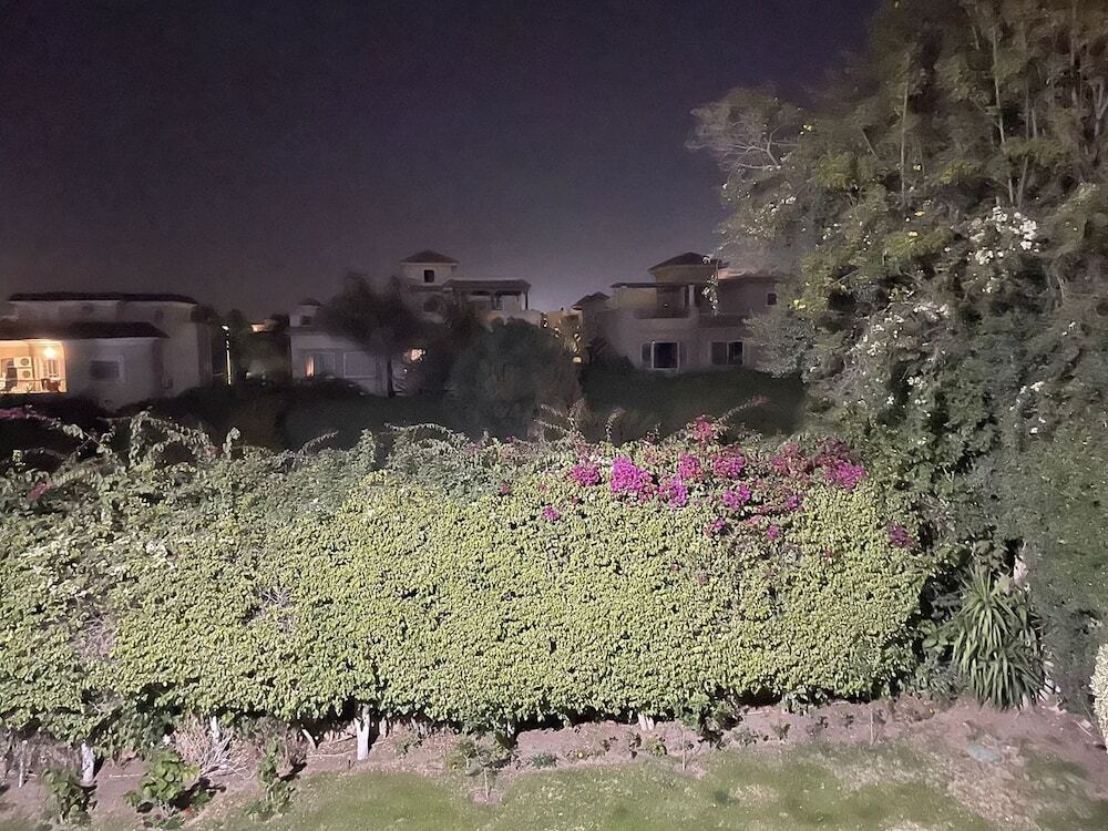 Шейх Заед Сити: Beverly hills villa with garden