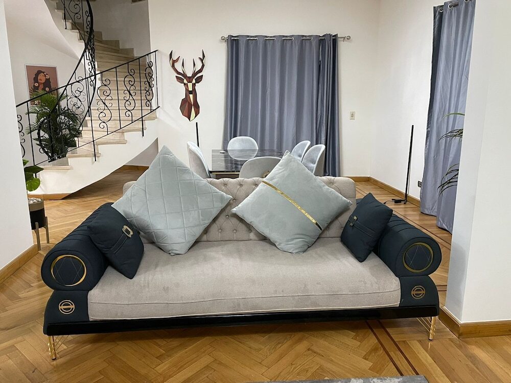 Шейх Заед Сити: Beverly hills villa with garden
