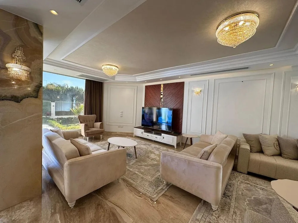 Шейх Заед Сити: Beverly hills standalone villa with pool