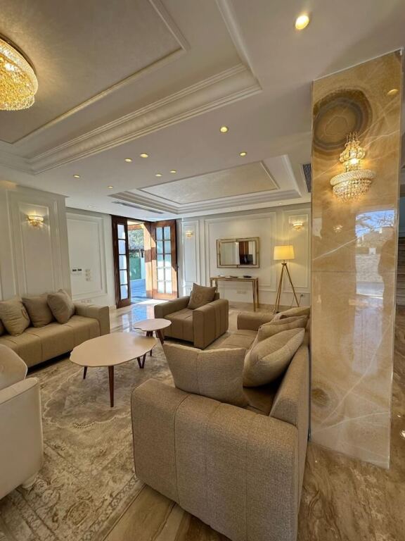 Шейх Заед Сити: Beverly hills standalone villa with pool